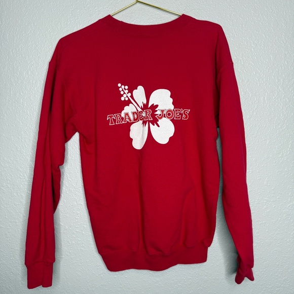 Pre-Owned Red Trader Joe's crewneck sweatshirt w/hibiscus flower logo Size small - Picture 7 of 8